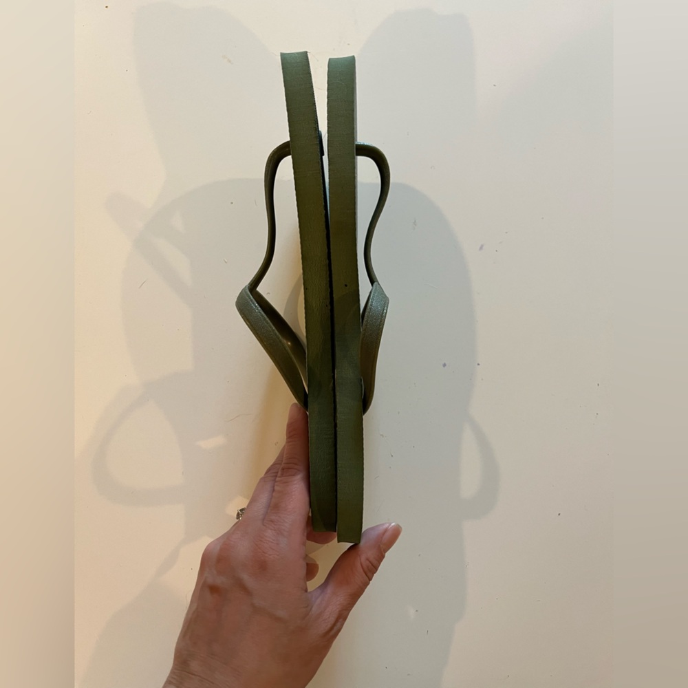 Old Navy Olive Green Slim-Strap Flip Flops - Picture 2 of 3